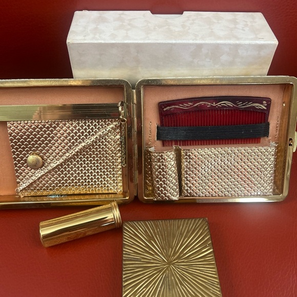 Vintage Zell Roundtowner compact kit.
Compact, change purse, comb, lipstick. - Picture 4 of 11